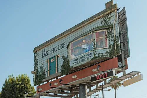 Hombre vive en valla publicitaria de Los Ángeles para promocionar 'The Last House' de Netflix