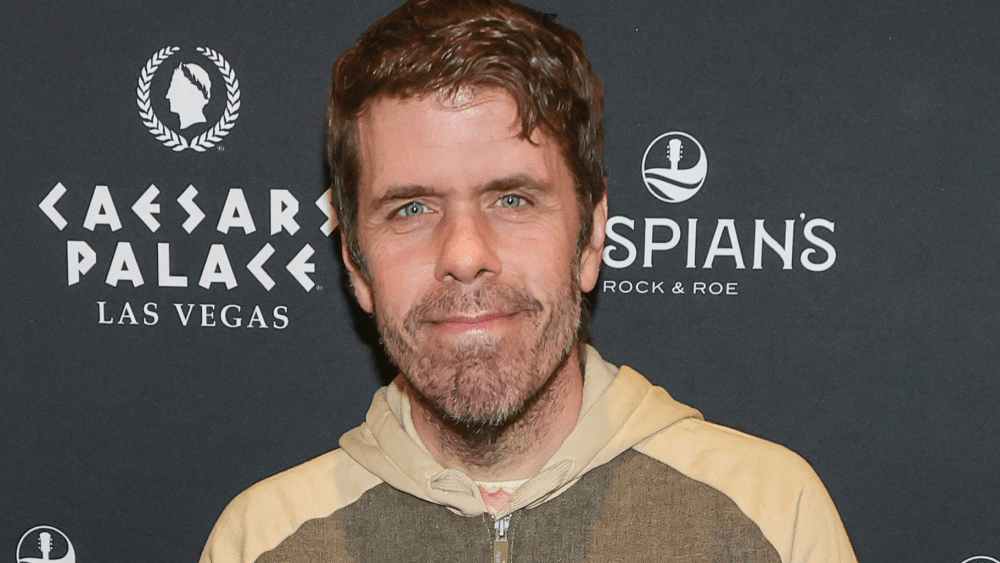 TikTok suspende cuenta de Perez Hilton tras transmisión en vivo con autolesiones y hospitalización