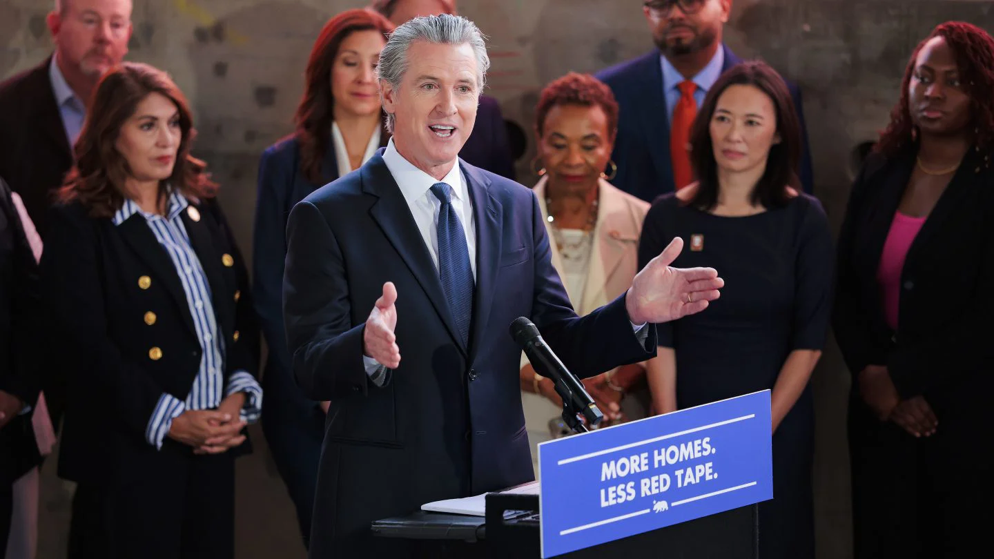 Newsom busca resolución extrajudicial en demanda contra fusión Paramount-Warner Bros.