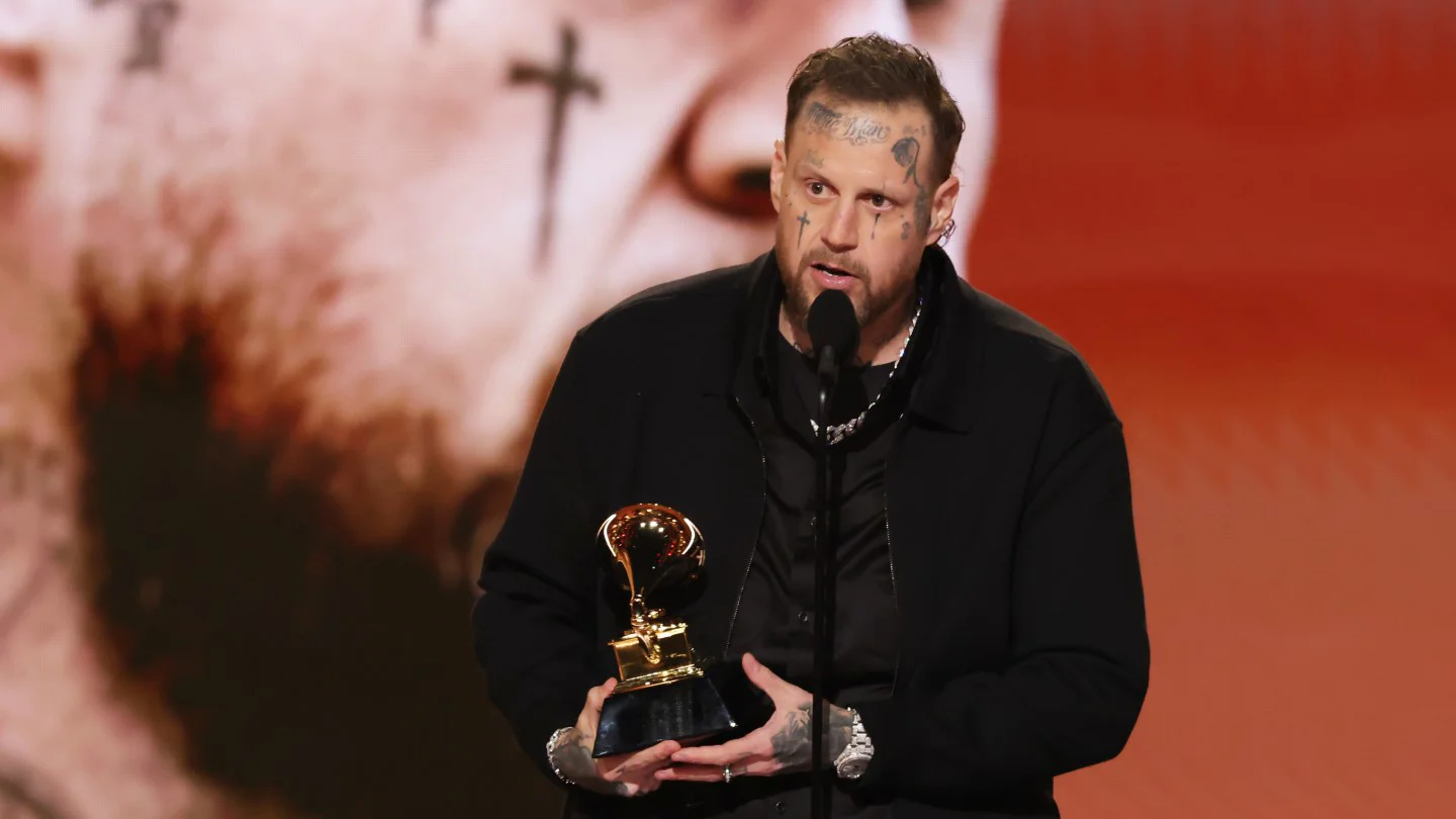 Jelly Roll se define como 'centrista' y cristiano tras polémica por chistes sobre Trump