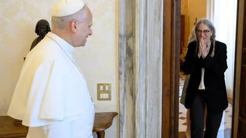 Patti Smith se reúne con el papa León XIV en el Vaticano