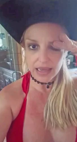 Britney Spears advierte sobre riesgos del bótox tras sufrir caída de párpado
