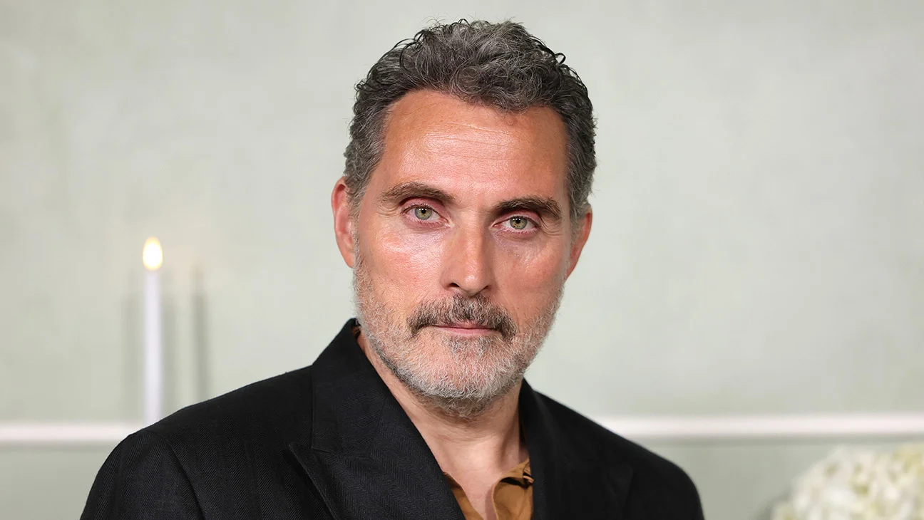 Rufus Sewell rompe su regla de no permanecer en series y desea continuar en 'The Diplomat' tras nominación al Emmy