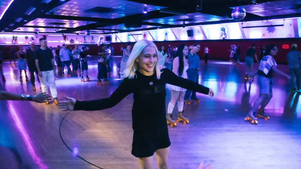 Phoebe Bridgers patina con fans en fiesta de escucha de 'Lost Weekend' en Glendale