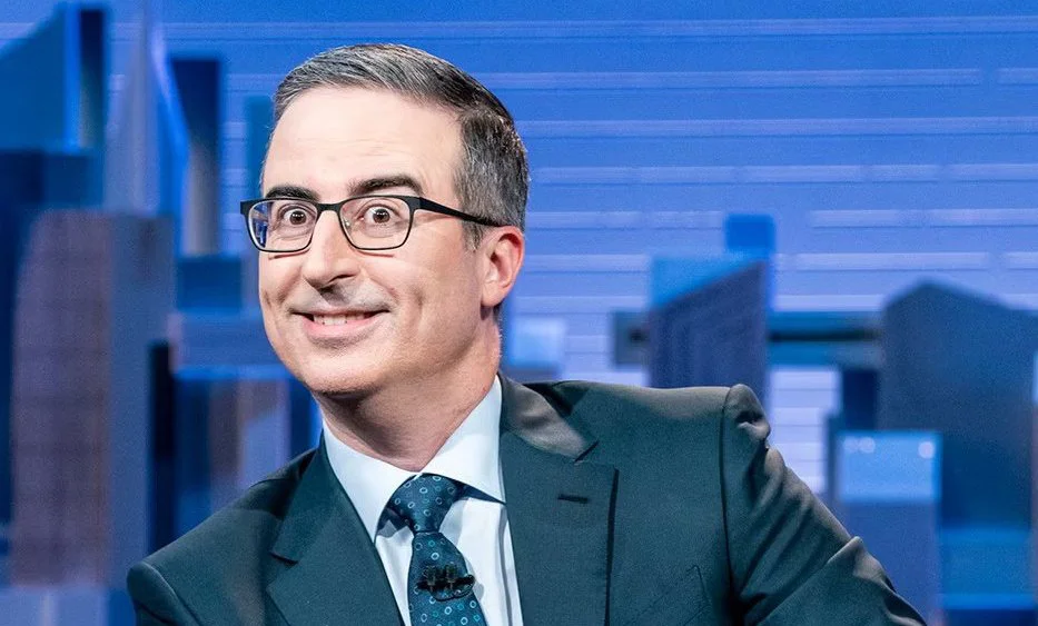 John Oliver critica a Trump por escapar en un camión de catering tras cumbre de la OTAN