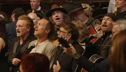 Bono, Eddie Vedder y Patti Smith rinden homenaje a Glen Hansard en su funeral en Dublín