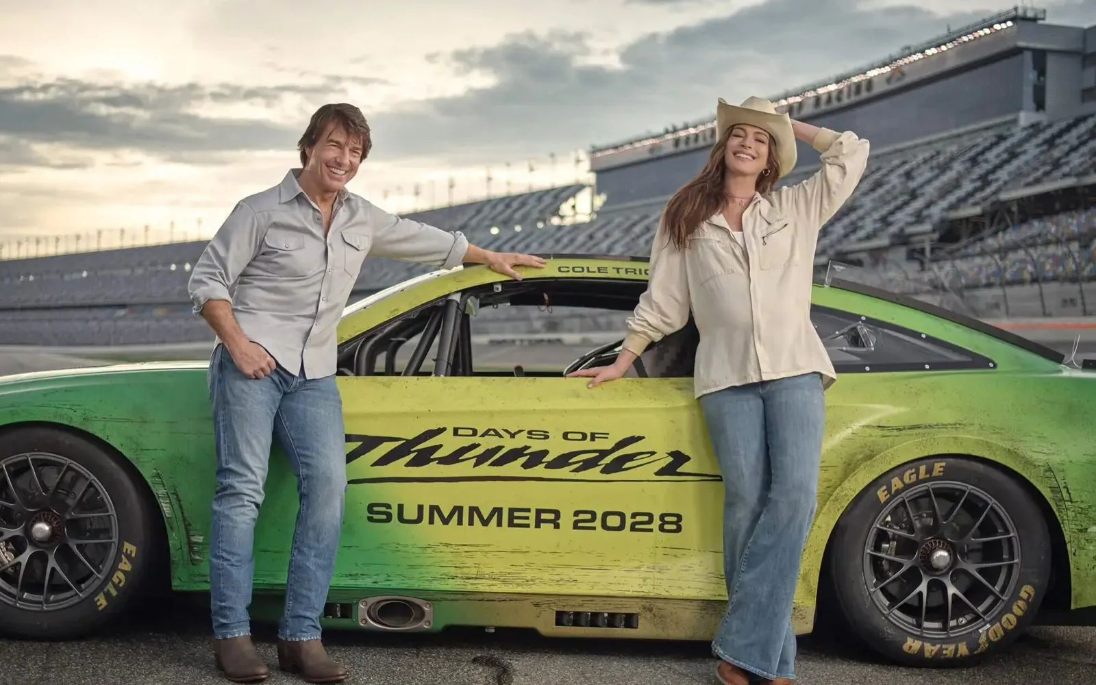 Anne Hathaway se suma a la secuela de 'Days of Thunder' entre críticas de Randy Quaid