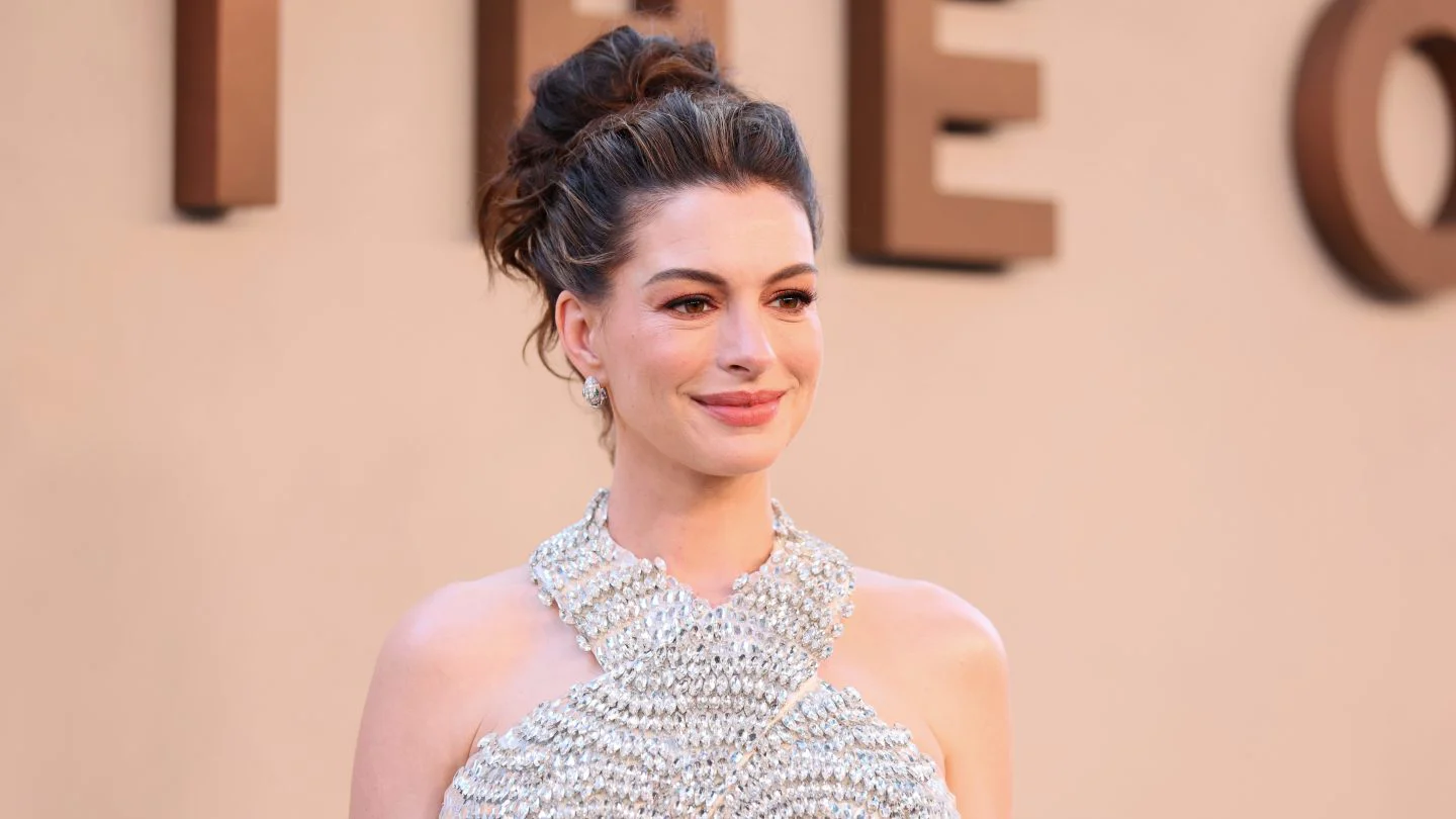 Anne Hathaway propone rating R para películas donde mueren perros