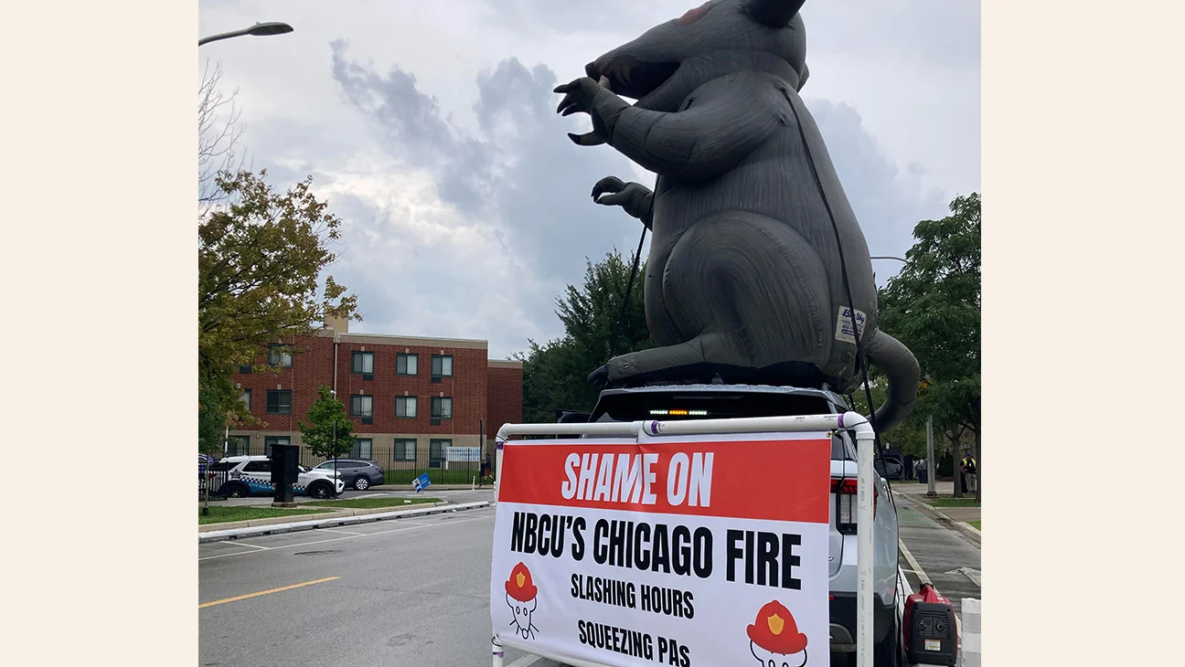 Sindicato protesta en Chicago por recorte salarial a asistentes de producción tras sindicalización