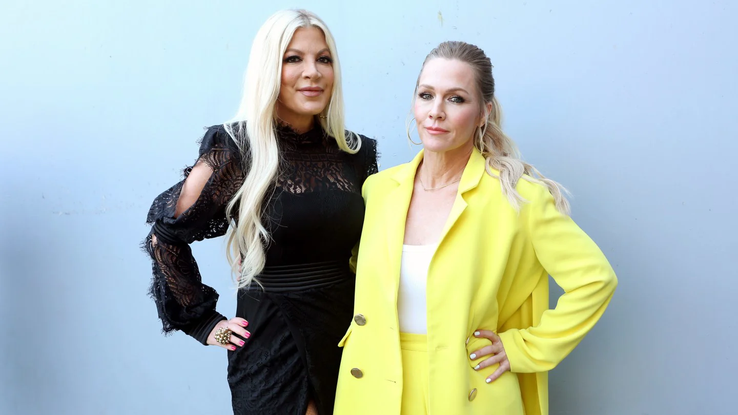 Tori Spelling abandona el podcast de rewatch de Beverly Hills 90210 junto a Jennie Garth