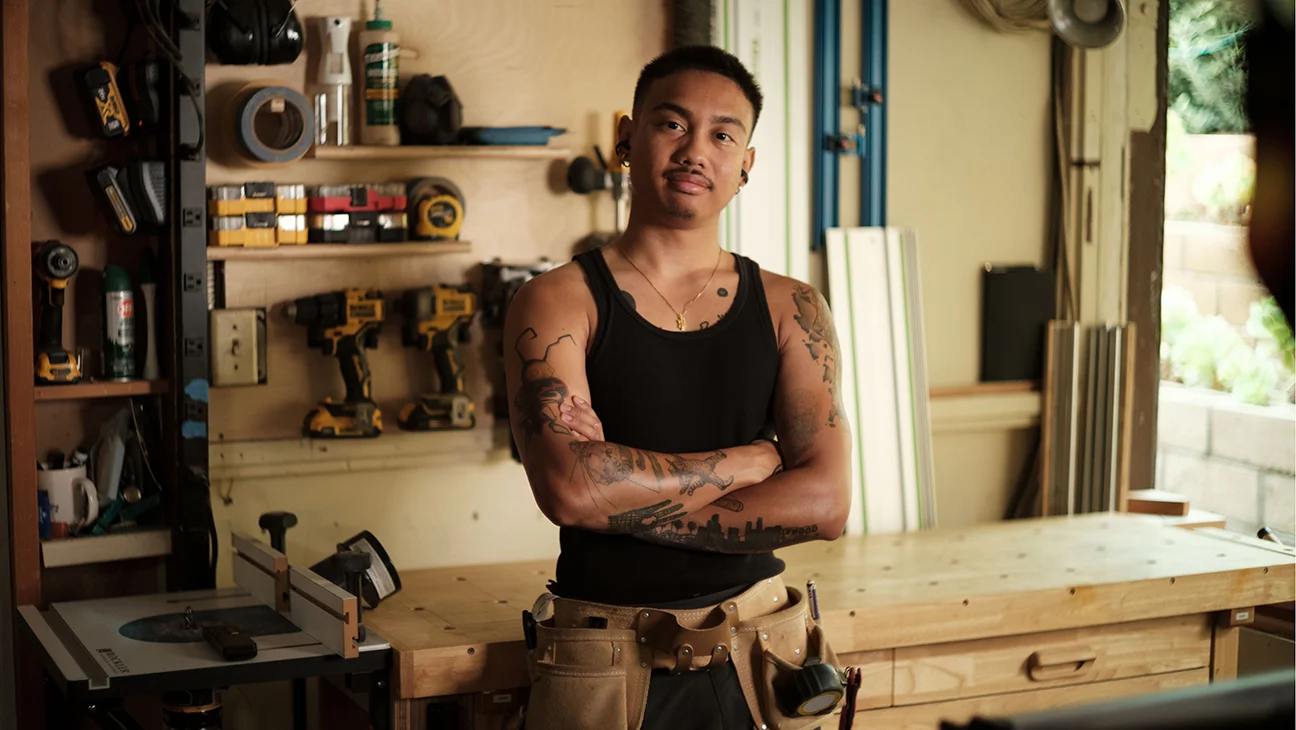 Aser Santos Jr. deja la industria musical para fabricar muebles personalizados