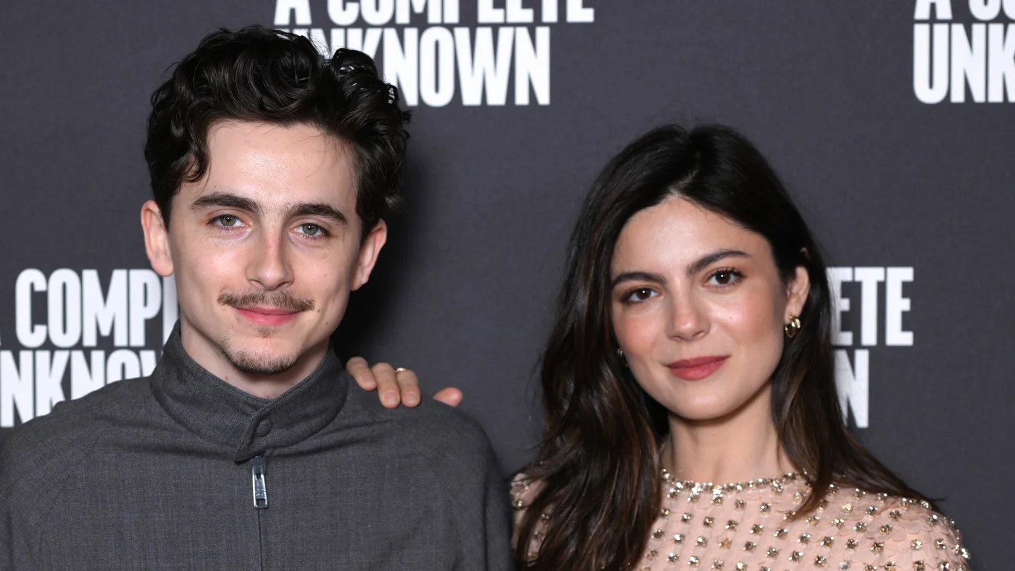 Mónica Barbaro defiende a Timothée Chalamet y describe 'Artificial' como comedia y terror