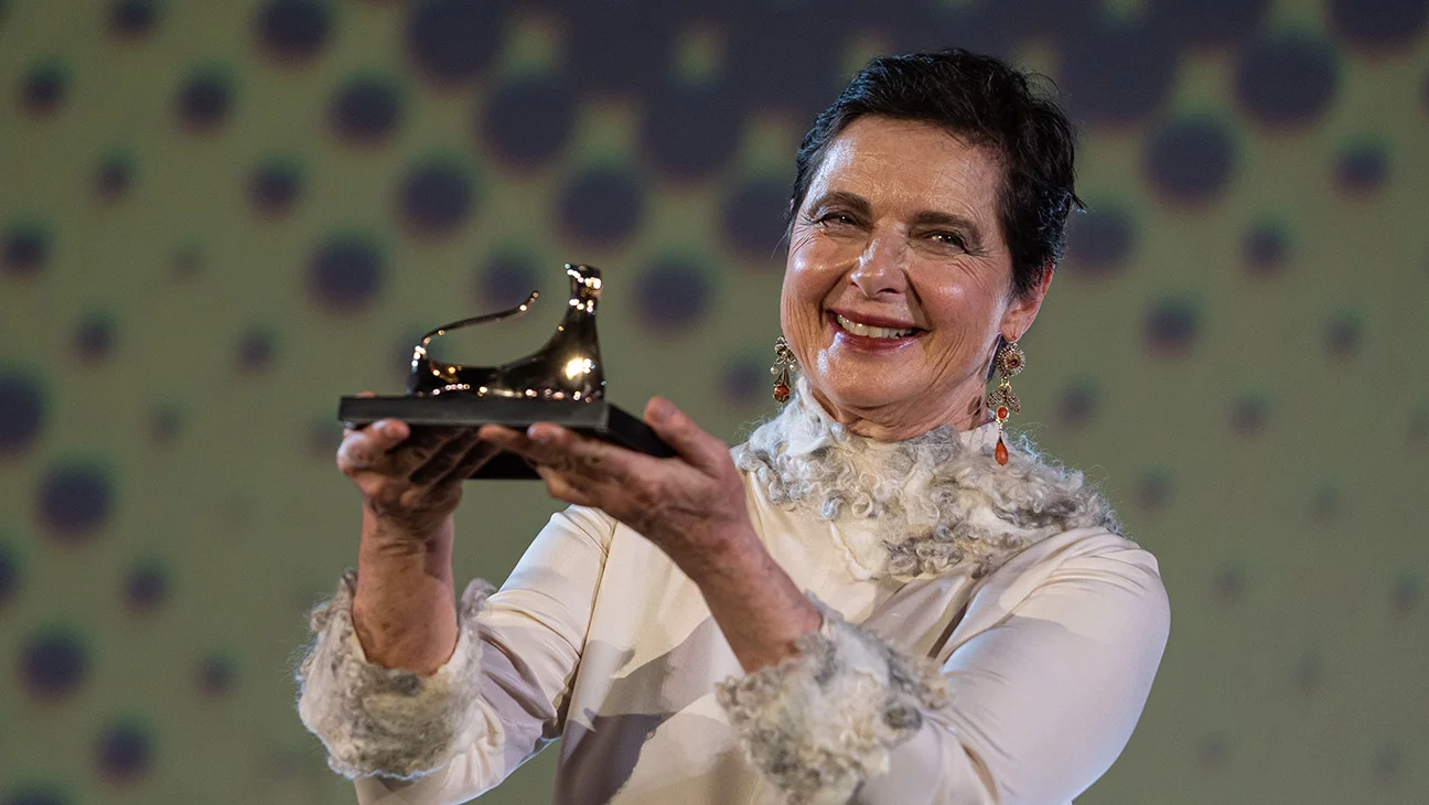 Isabella Rossellini recibe el Excellence Award en la inauguración del 79° Festival de Locarno