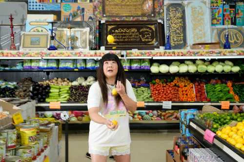 Jenny Yang transforma supermercados en clubes de comedia como respuesta a políticas de Trump