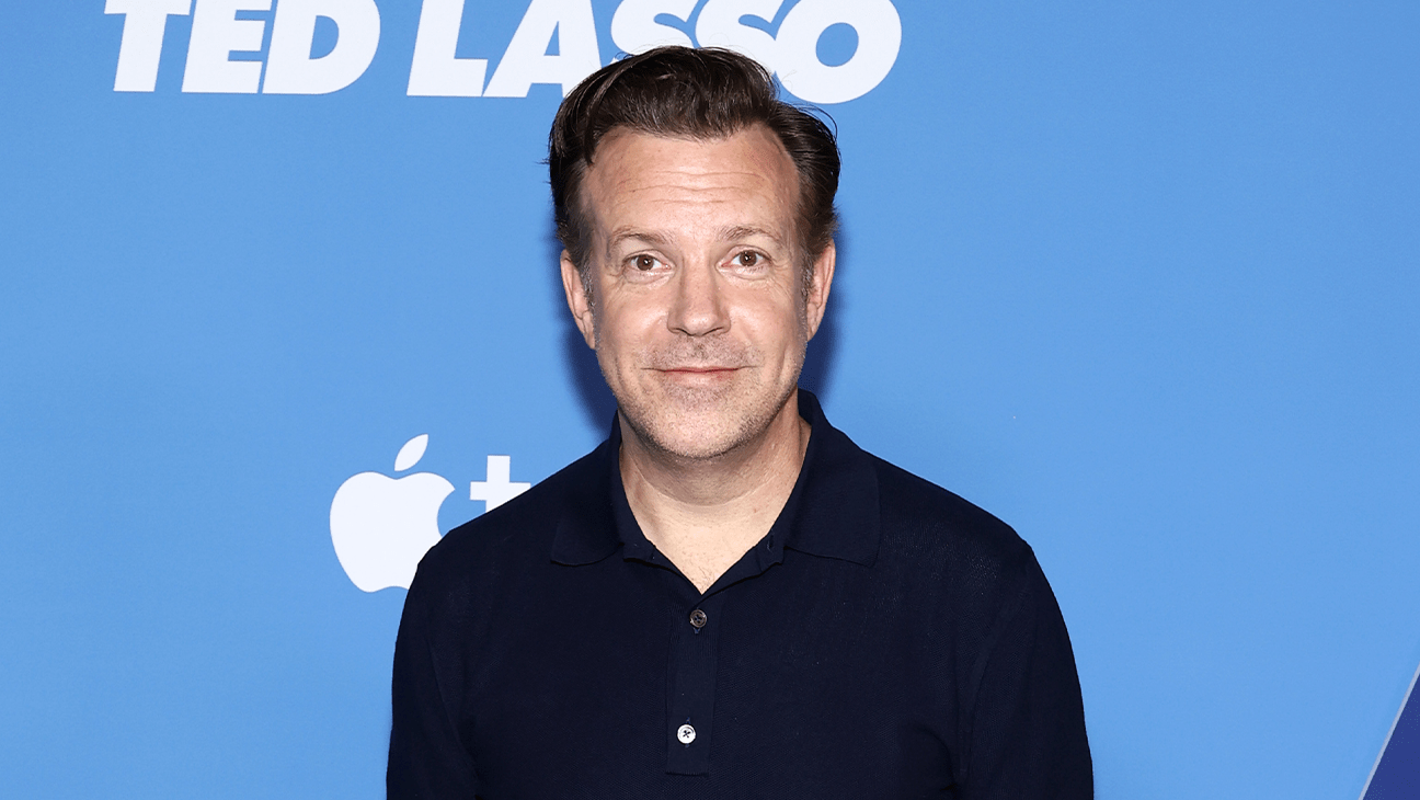 Jason Sudeikis sorprende en concierto de Mumford & Sons para interpretar tema de Ted Lasso