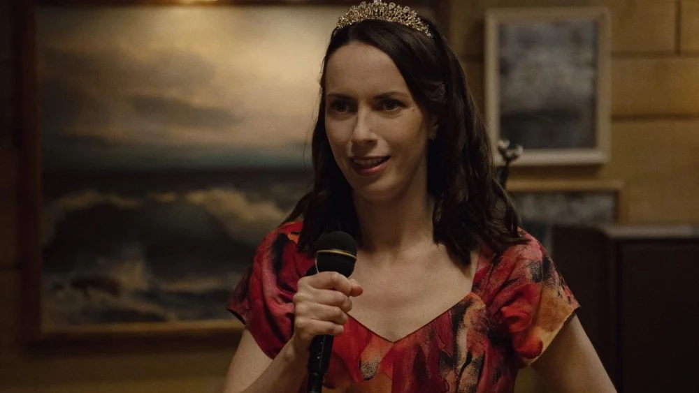 Kate O'Flynn habla de su nominación al Emmy por 'Widow's Bay' y su colaboración con Mike Leigh