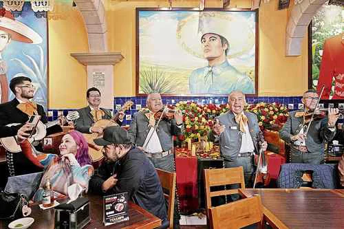 Entregan llaves de la ciudad póstumas a Juan Gabriel en el décimo aniversario de su muerte