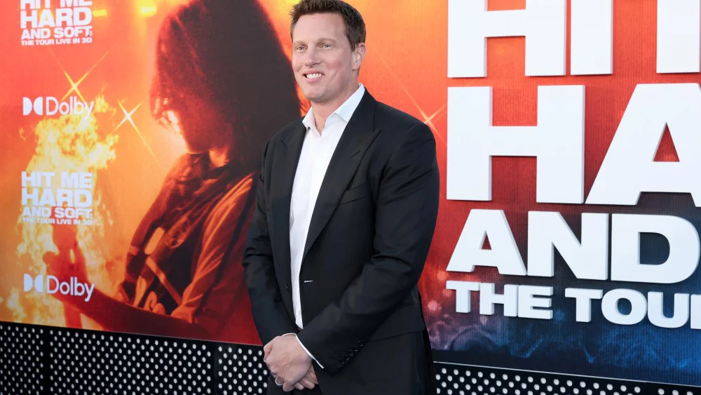 David Ellison ofrece garantía contractual a cines por fusión Paramount-Warner Bros