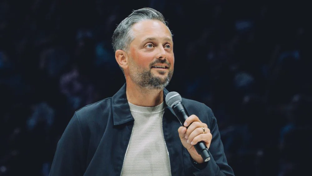 Nate Bargatze establece récord Guinness por mayor venta de boletos en gira de comedia