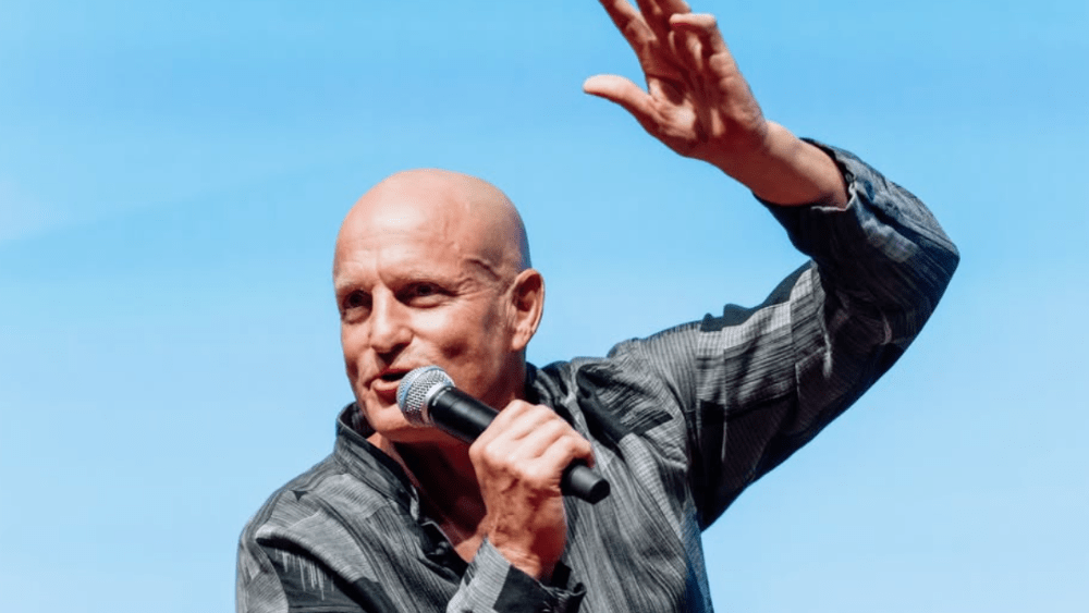 Woody Harrelson recibe premio en Sarajevo y habla de su nueva serie con Matthew McConaughey