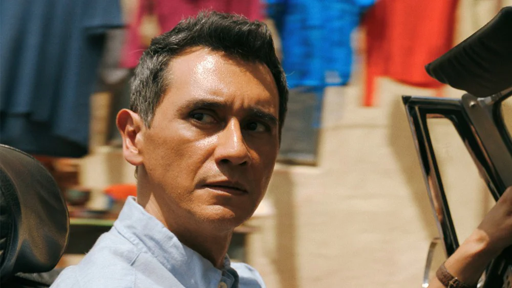 Carlos Manuel Vesga revela los secretos de Manousos en la serie nominada al Emmy 'Pluribus'