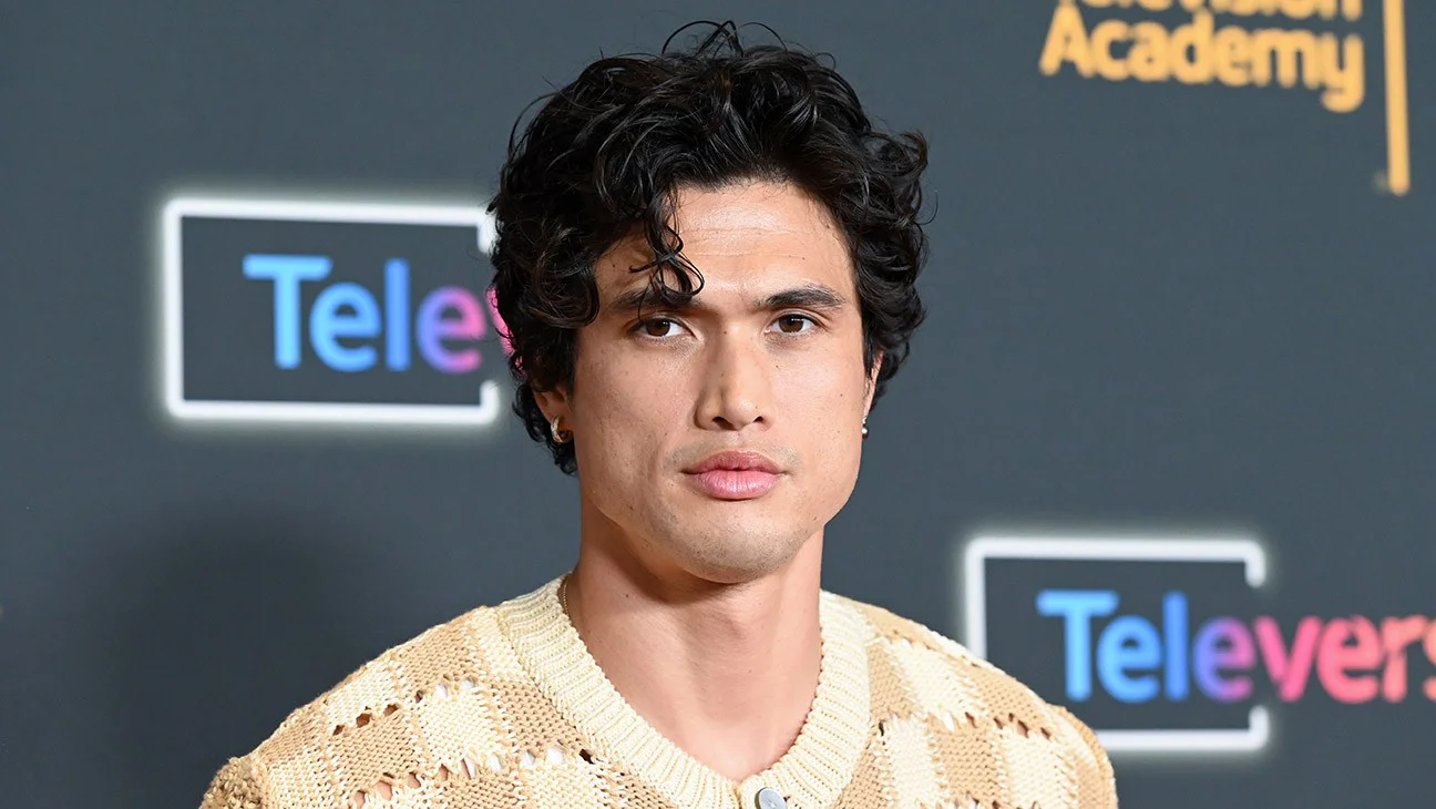 Charles Melton negocia interpretar a Kakashi en película live-action de Naruto