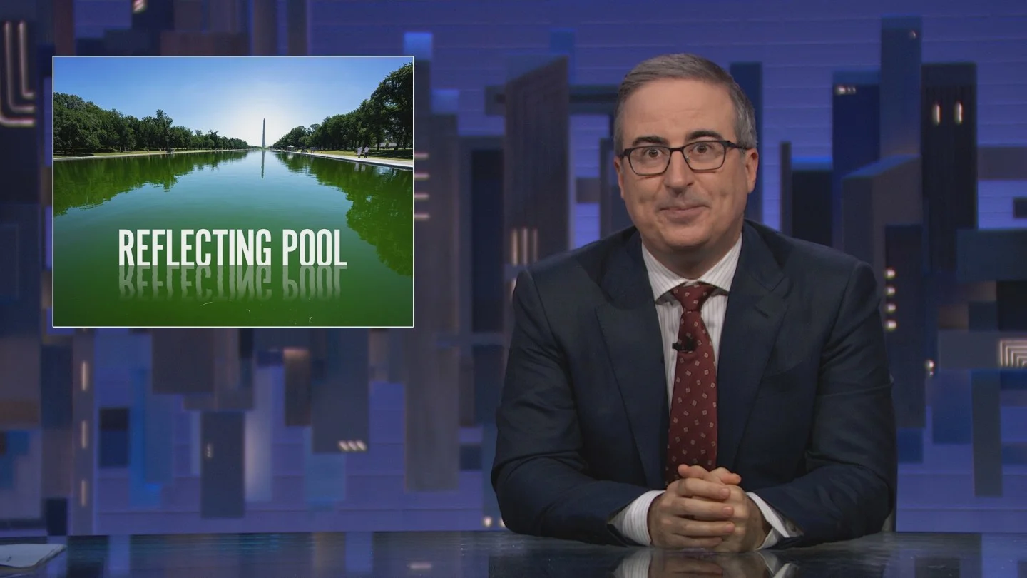 John Oliver renueva con HBO hasta 2027 en medio de pausa en fusión Paramount-WBD