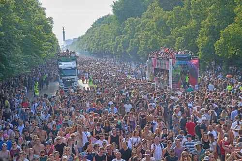 Rave the Planet reúne a 300 mil asistentes en Berlín