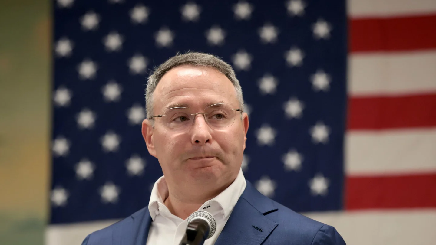 Alex Vindman pierde primaria demócrata en Florida ante Angie Nixon pese al respaldo de Larry David