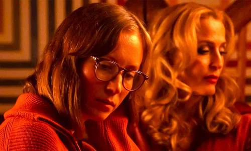 Jane Schoenbrun dirige 'Adolescencia, sexo y muerte en Campamento Miasma', un horror atípico con Hannah Einbinder y Gillian Anderson