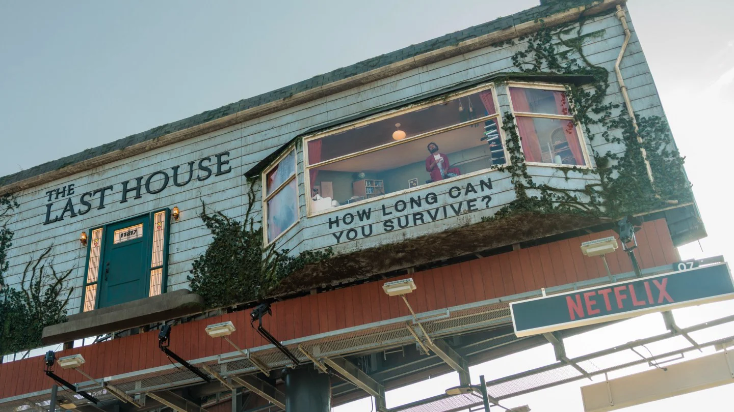 Hombre permanece atrapado en valla de Netflix en Sunset Boulevard como promoción de 'The Last House'