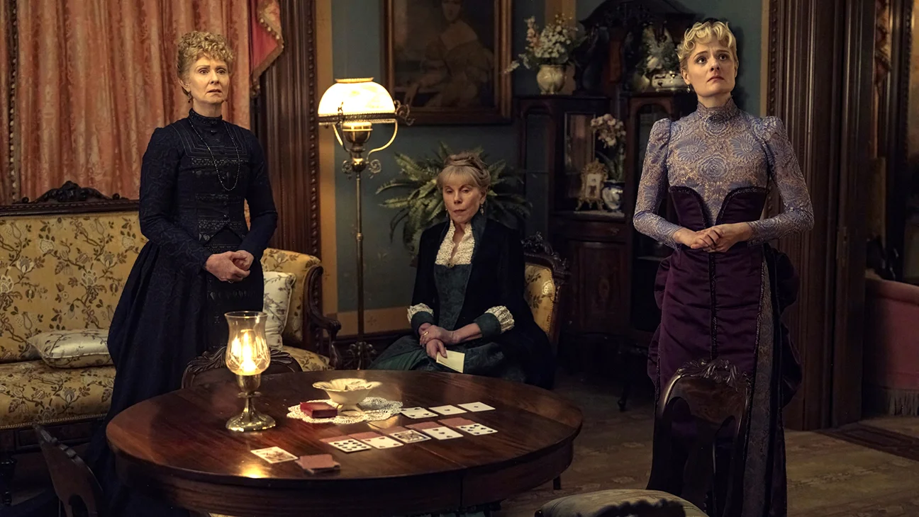 Julian Fellowes celebra récords de Emmy para 'The Gilded Age' y lamenta el declive de EE.UU.