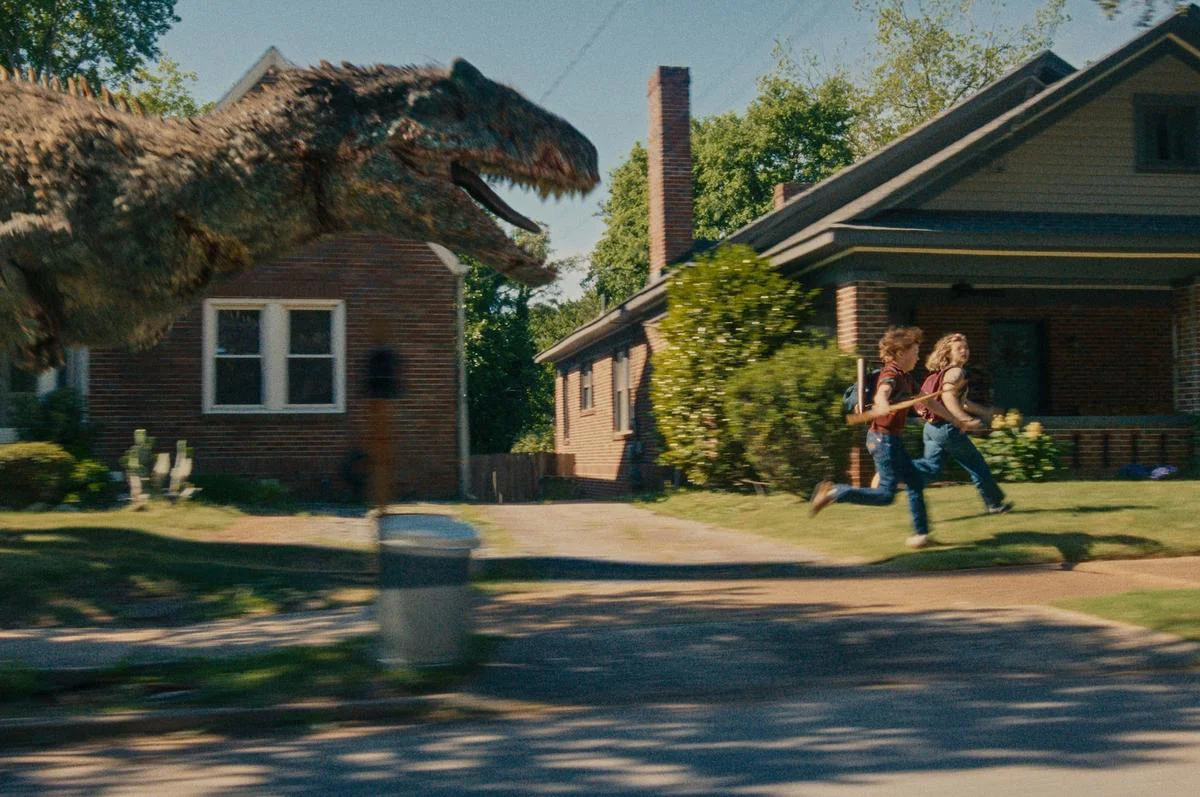 'The End of Oak Street' cumple la promesa de acción de dinosaurios en suburbios ignorada por 'Jurassic World'
