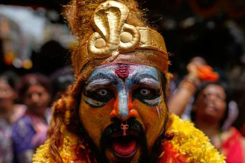 Celebran en Hyderabad el festival hindú Bonalu con procesiones de Pothuraju