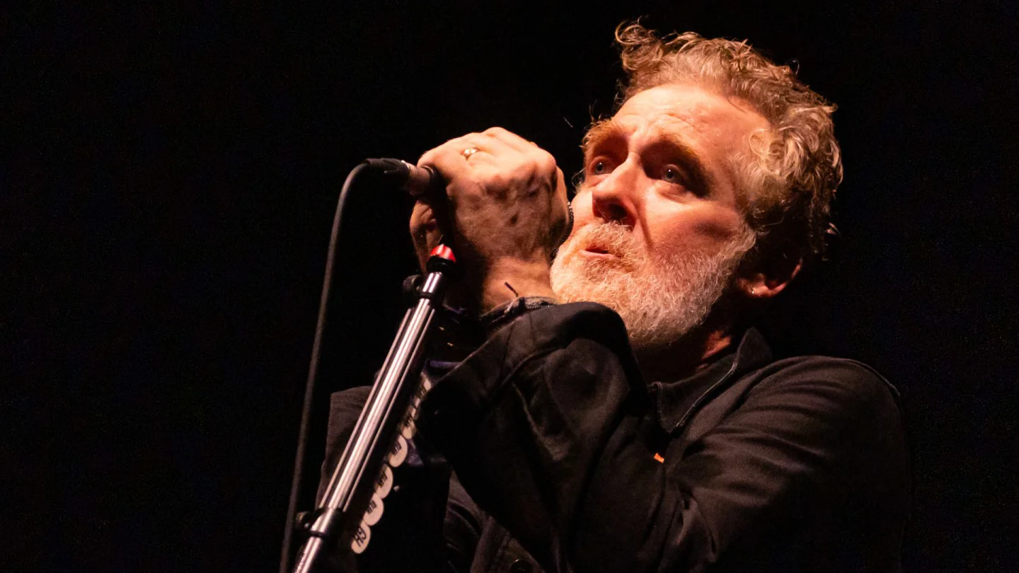 Bono, Eddie Vedder y Hozier rinden homenaje a Glen Hansard en su funeral en Dublín