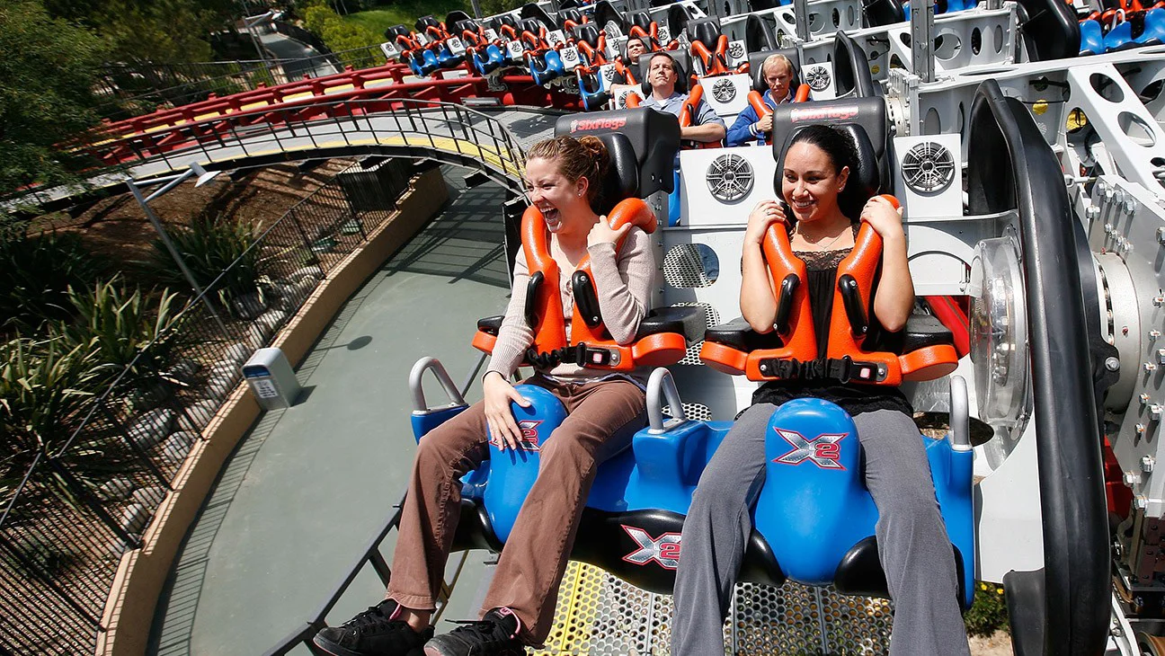 Cierran montaña rusa X2 en Six Flags Magic Mountain tras hemorragias cerebrales en dos pasajeras