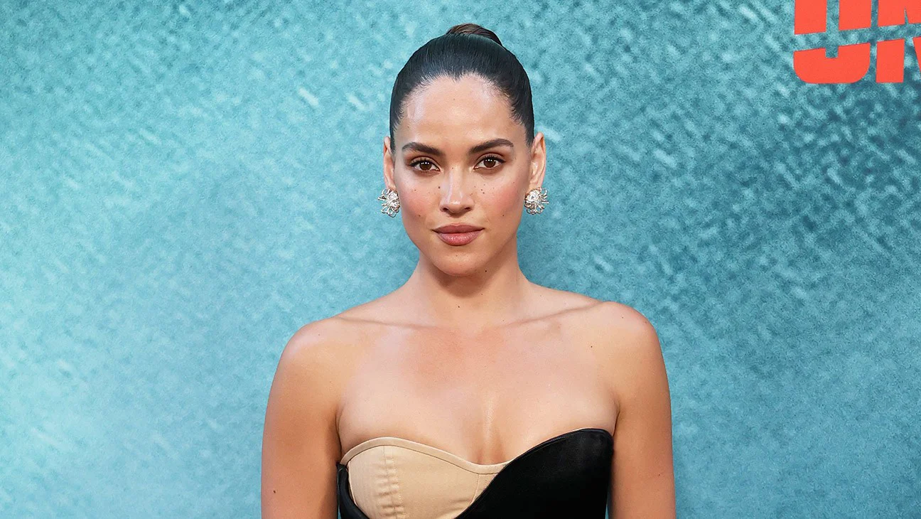 Adria Arjona revela que su camioneta le consiguió papel en 'Onslaught' y detalla sus próximos proyectos