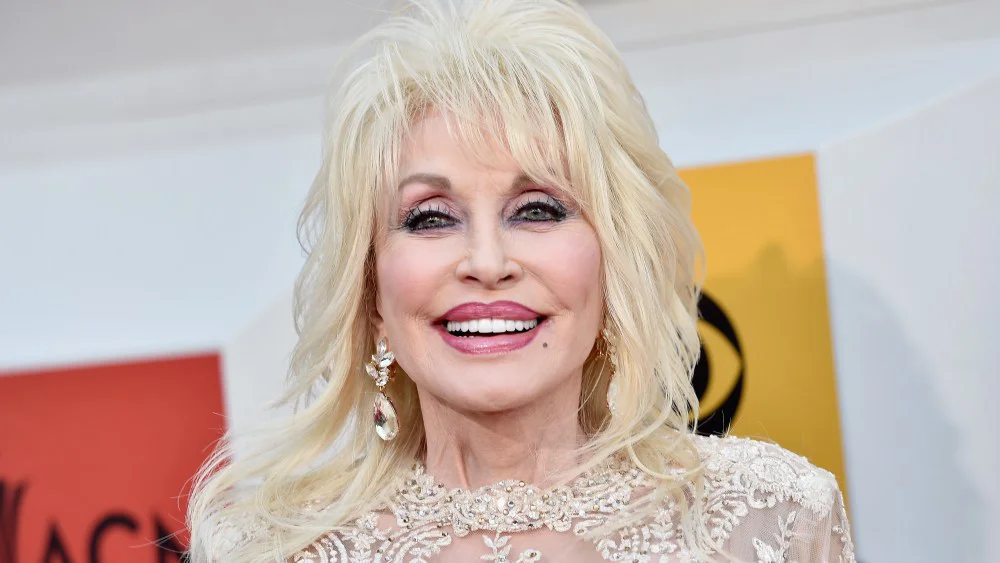 Dolly Parton ocultó su batalla contra el cáncer a gran parte de su familia, revela su hermana Stella