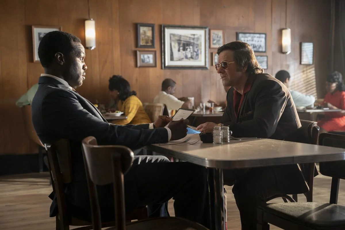 Críticas de 'By Any Means': thriller racial con Mark Wahlberg y Yahya Abdul-Mateen II