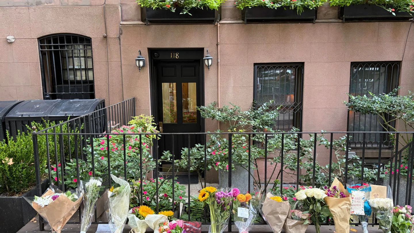 Homenaje espontáneo frente a la casa de Gloria Steinem tras su fallecimiento