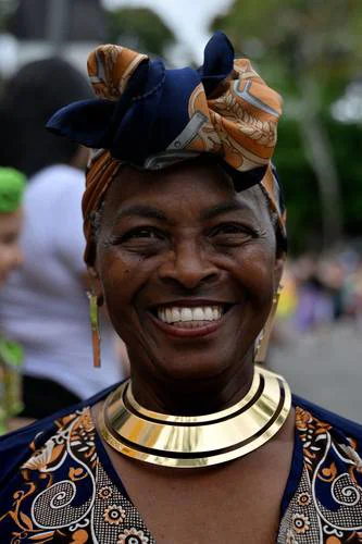 Mujer con atuendo africano en el 28 Festival de las Flores de la Diáspora Africana