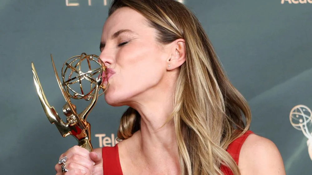 Betty Gilpin critica a Sam Altman en su discurso de aceptación en los Emmy