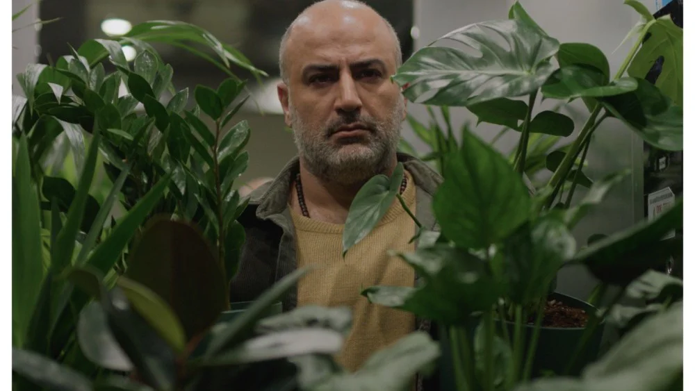 'A Bit of Light': Drama filmado bajo fuego en Teherán narra la decisión de un médico de quitarse la vida