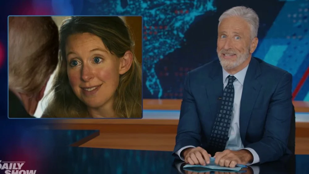 Jon Stewart usa tráiler de documental sobre Elizabeth Holmes para burlarse de Trump y su asistente