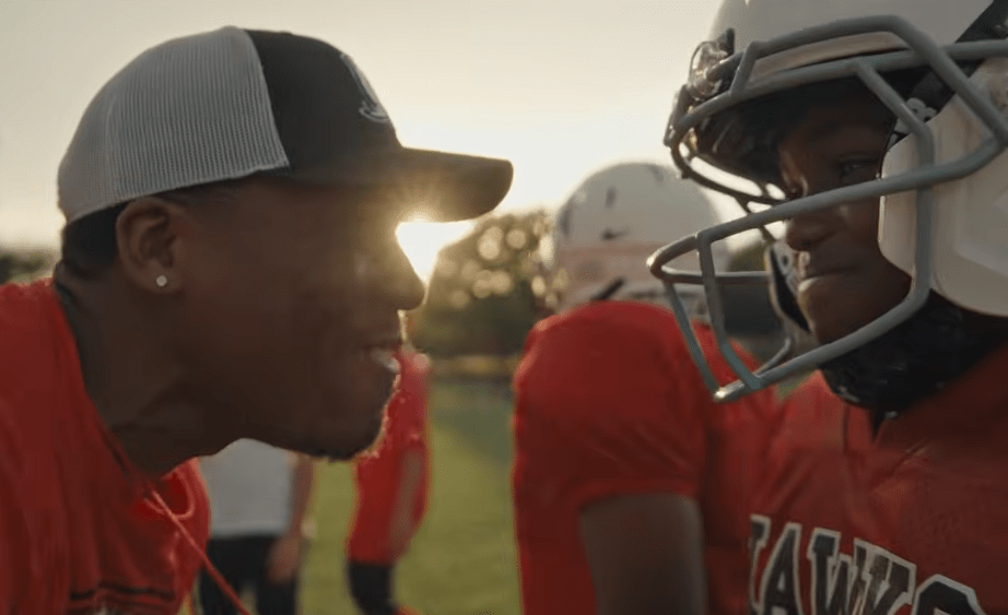 Peter Berg dirige los openings de la NFL en Netflix con narración de Kyle Chandler