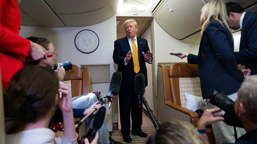 Netflix estrena documental sobre el truco del avión señuelo de Trump