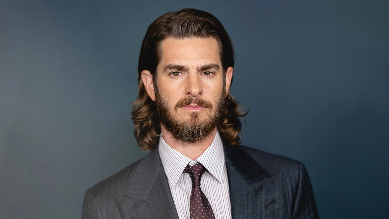 Andrew Garfield aborda confusión de título en 'The Uprising' y su esperanza de que el 1% tenga miedo