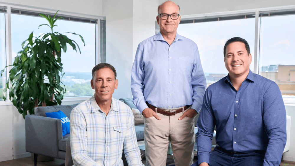 Co-fundadores de Axios lanzan libro 'Simplify' sobre el uso de IA para simplificar la vida
