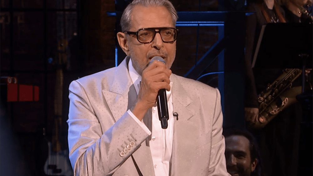 Jeff Goldblum abre SNL U.K. con número de jazz y referencias a Jurassic Park