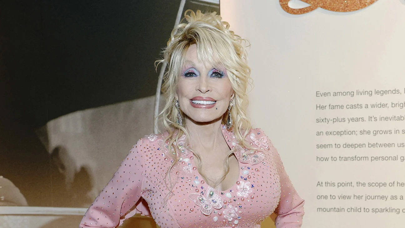 Vandalizan la estrella de Dolly Parton en el Paseo de la Fama una semana después de su muerte